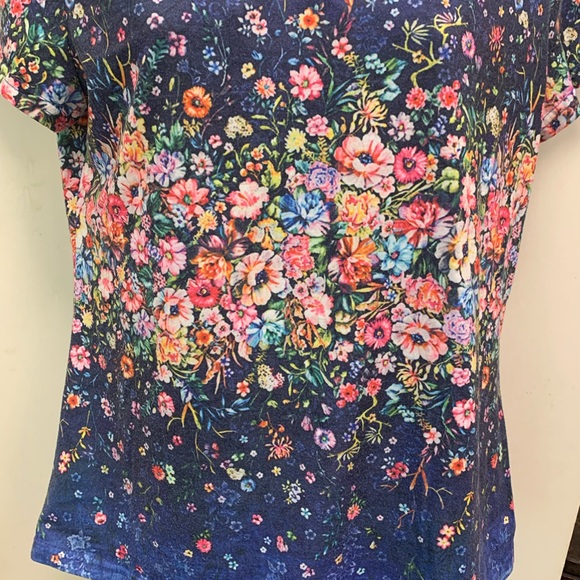 Women's V-Neck T-Shirt Floral Pattern Medium - Picture 4 of 9